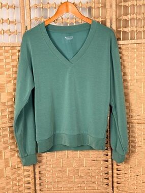 Athleta Seasoft Willow V-Neck Sweatshirt Size Small Green